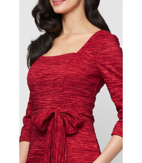 Wrinkled dress with a square neckline