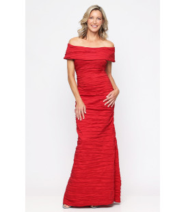 Vestido arrugado y hombros descubiertos