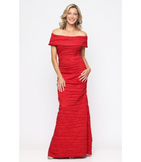 Vestido arrugado y hombros descubiertos