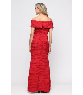 Vestido arrugado y hombros descubiertos