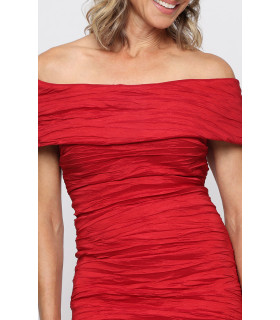 Vestido arrugado y hombros descubiertos