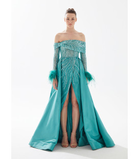 Vestido de corte A con adornos de plumas y lentejuelas