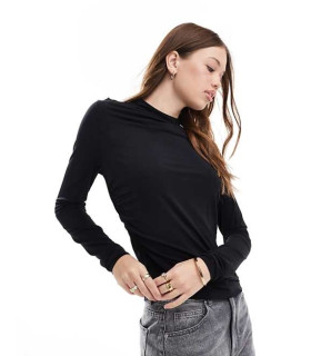 Top de cuello alto y manga larga con detalle fruncido.