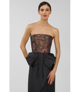 Vestido sin tirantes con cuerpo metalizado y falda de mikado