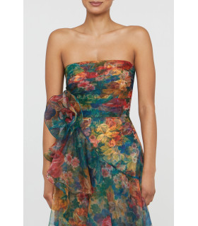 Vestido de organza sin tirantes con roseta en la cintura