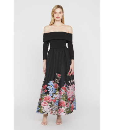 Vestido de manga larga con diseño de hombros descubiertos y estampado floral en la parte inferior.