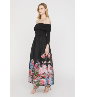 Vestido de manga larga con diseño de hombros descubiertos y estampado floral en la parte inferior.