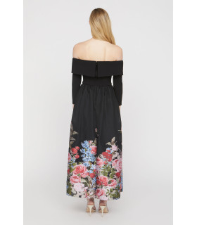 Vestido de manga larga con diseño de hombros descubiertos y estampado floral en la parte inferior.
