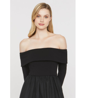 Vestido de manga larga con diseño de hombros descubiertos y estampado floral en la parte inferior.