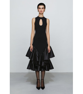 Vestido con abertura en forma de lágrima y volantes de satén