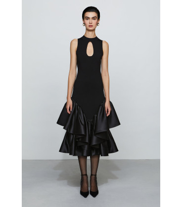 Vestido con abertura en forma de lágrima y volantes de satén