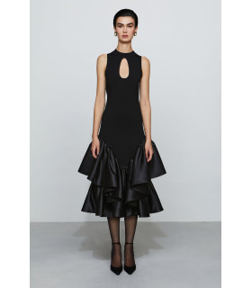 Vestido con abertura en forma de lágrima y volantes de satén