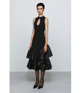 Vestido con abertura en forma de lágrima y volantes de satén