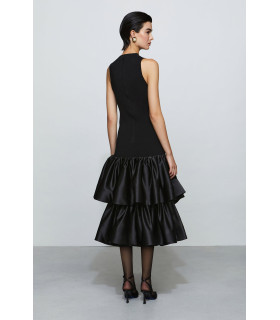 Vestido con abertura en forma de lágrima y volantes de satén