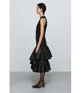 Vestido con abertura en forma de lágrima y volantes de satén