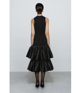 Vestido con abertura en forma de lágrima y volantes de satén