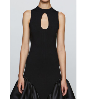 Vestido con abertura en forma de lágrima y volantes de satén