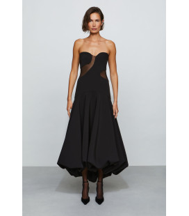 Vestido sin tirantes con falda acampanada