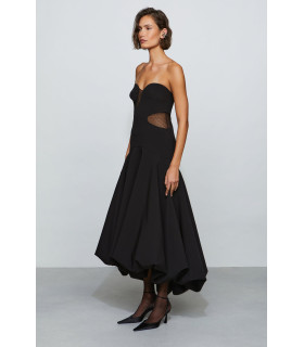 Vestido sin tirantes con falda acampanada