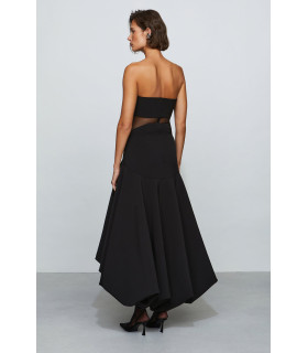 Vestido sin tirantes con falda acampanada