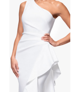 Vestido con un solo hombro y volantes