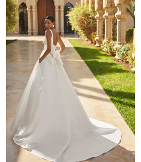 Vestido de escote cuadrado con espalda abierta