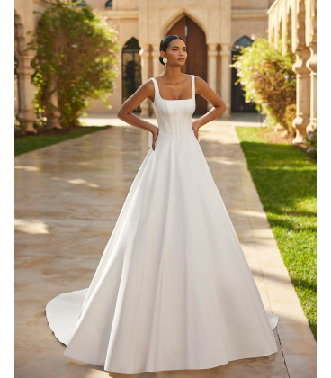 Vestido de escote cuadrado con espalda abierta