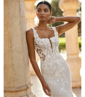 Mermaid-style lace dress with detachable sleeves