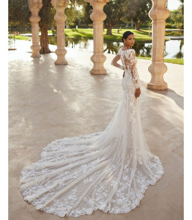 Mermaid-style lace dress with detachable sleeves