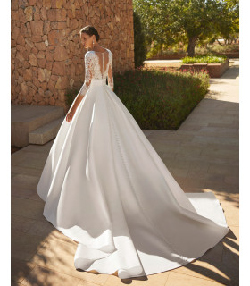 Vestido corte A, blusa de encaje con escote en V