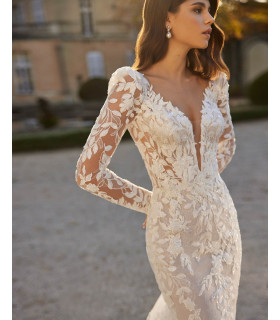 Mermaid dress in lace with detachable sleeves and a deep neckline