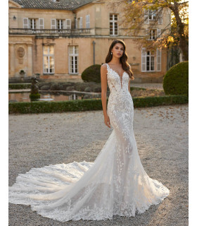 Vestido sirena en encaje con mangas desmontables y escote profundo