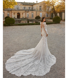 Mermaid dress in lace with detachable sleeves and a deep neckline