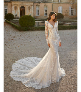 Mermaid dress in lace with detachable sleeves and a deep neckline