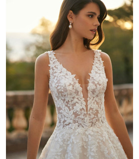 A-line dress in tulle with lace and a deep neckline