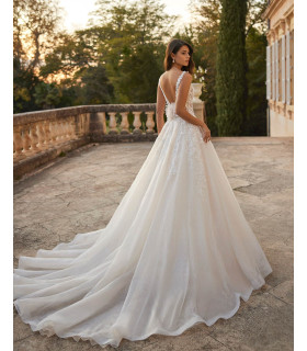 Vestido corte A en tul con encaje y escote profundo