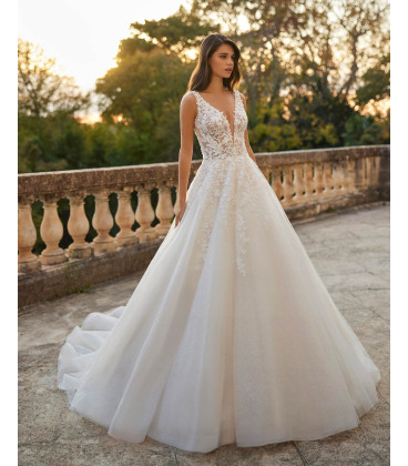 Vestido corte A en tul con encaje y escote profundo