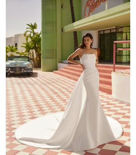 Vestido corte sirena en raso, sin tirantes