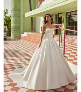 Vestido de mikado, escote cuadrado, tirantes y espalda escotada.