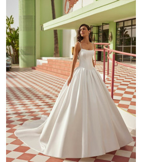 Mikado dress, square neckline, straps and low back.