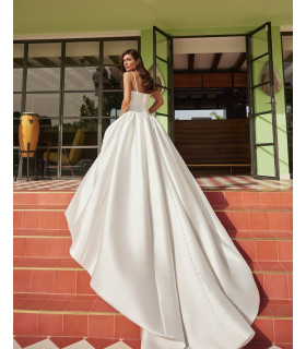 Mikado dress, square neckline, straps and low back.