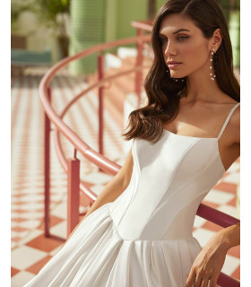 Vestido de mikado, escote cuadrado, tirantes y espalda escotada.