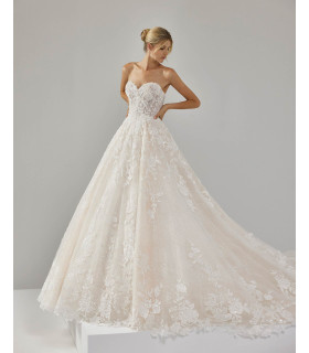 Vestido de encaje y pedrería, escote corazón y espalda abierta.