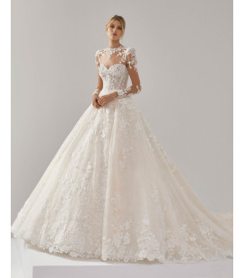 Vestido de encaje y pedrería, escote corazón y espalda abierta.