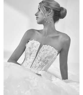 Vestido de tul nevado, mangas desmontables y espalda tipo corsé.