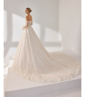 Vestido de tul nevado, mangas desmontables y espalda tipo corsé.