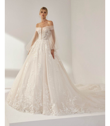 Snowy tulle dress, detachable sleeves and corset-style back.