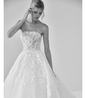 Vestido strapless con encaje y pedrería.