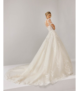 Strapless dress with lace and rhinestones.