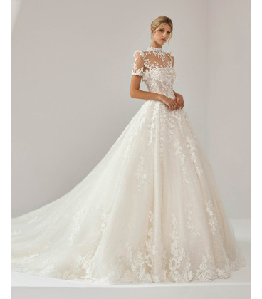 Vestido strapless con encaje y pedrería.